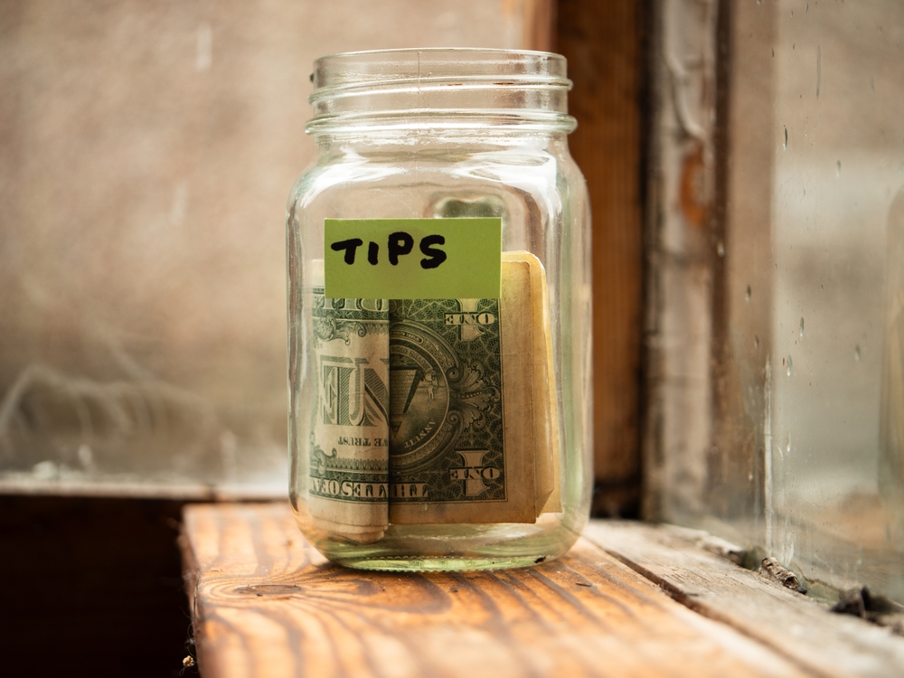 A short guide to end-of-year tips to pour to the bulding staff