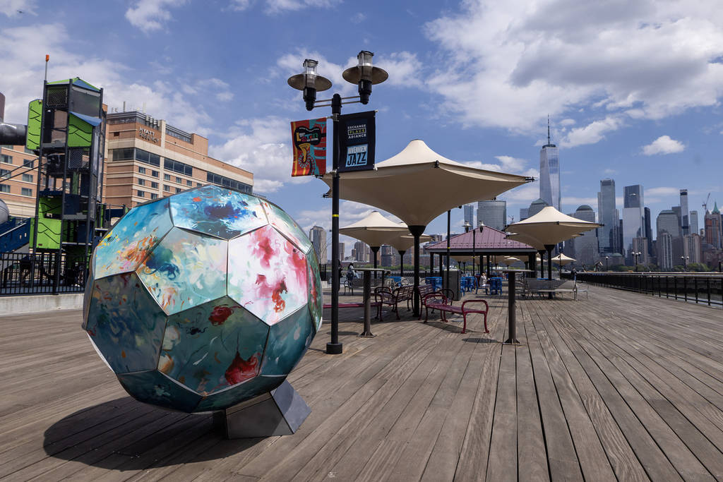 The twenty-three giant balloons between New York and New Jersey