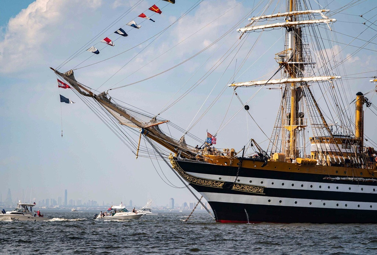 The Amerigo Vespucci is preparing to enter the port of New York