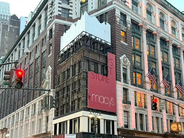 The small building that Macy’s never managed to buy, now visible