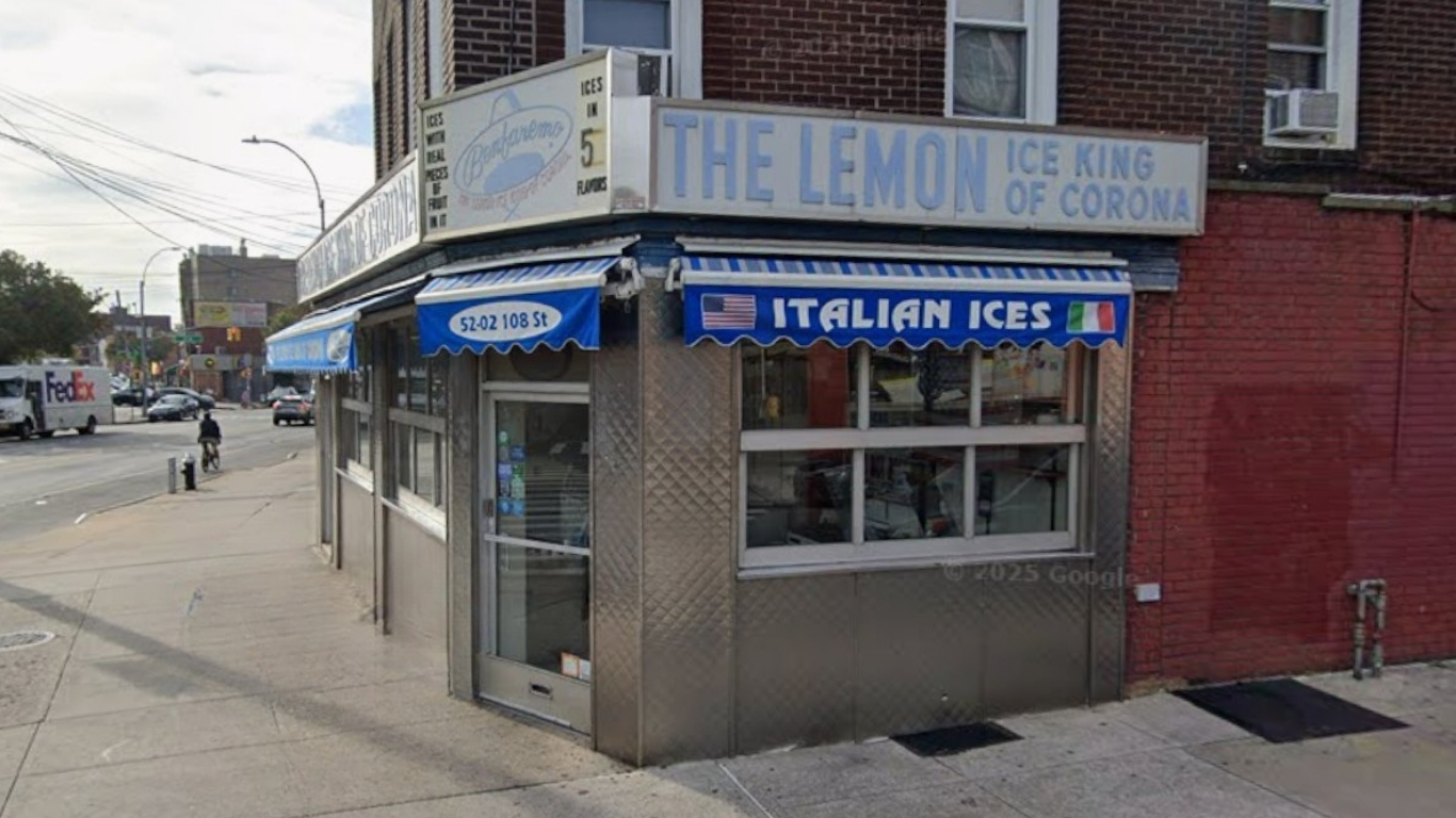 In Corona, in Queens, the Italian one dollar ice cream that resists since 1944