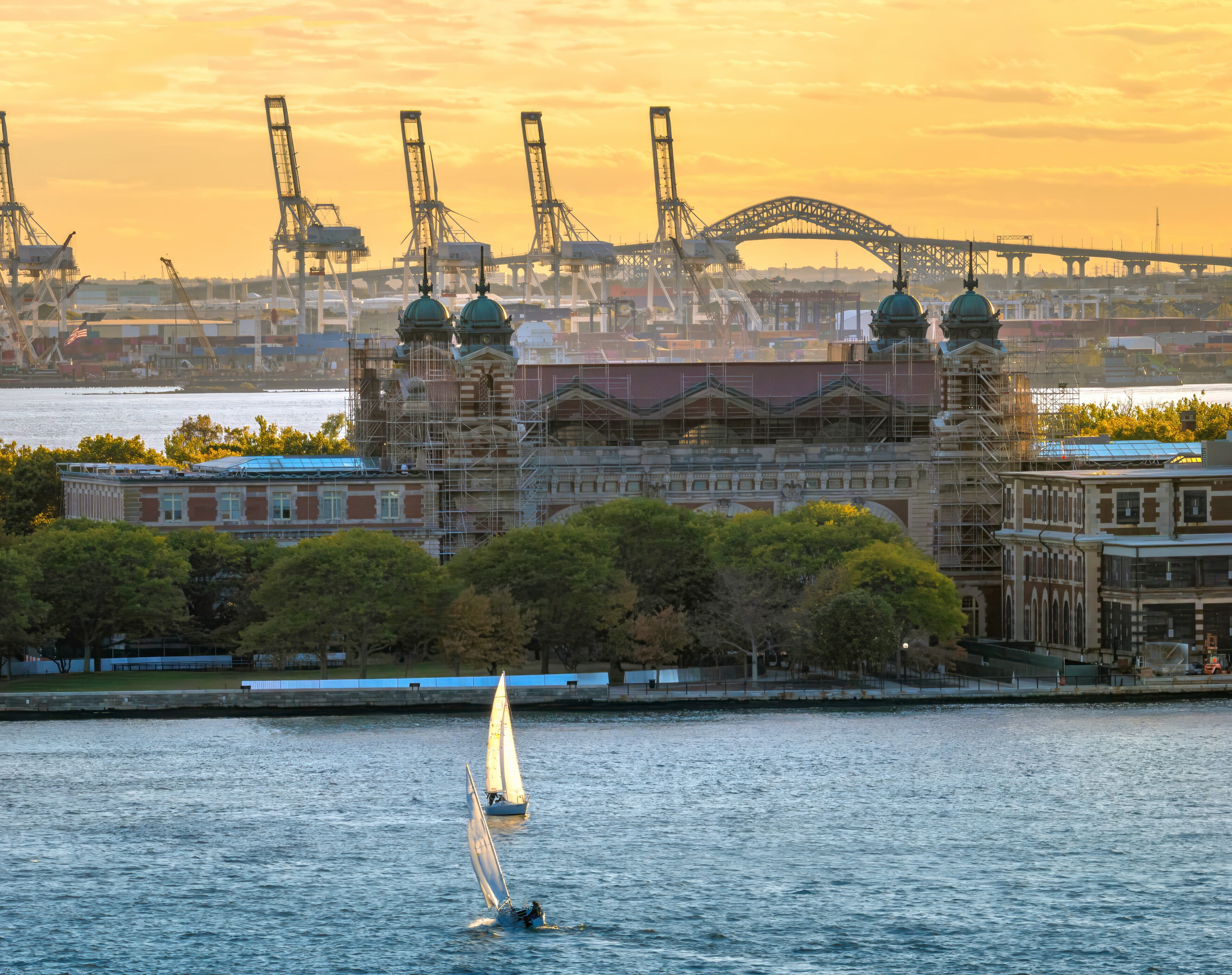 A Neapolitan architect arrived in New York by sailboat to remember the Italian emigration
